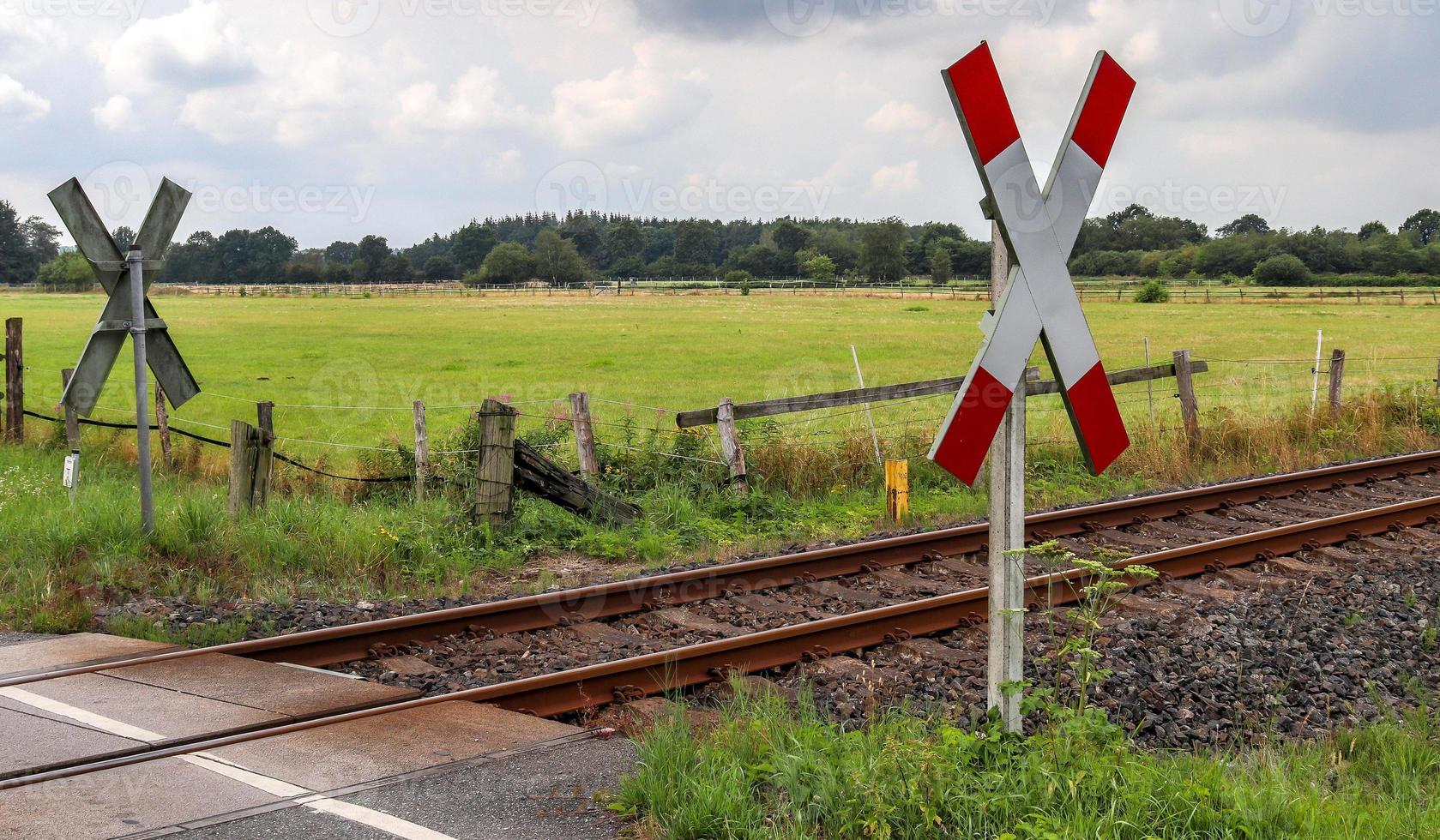 Mehrere Bahngleise mit Abzweigungen an einem Bahnhof perspektivisch und aus der Vogelperspektive foto