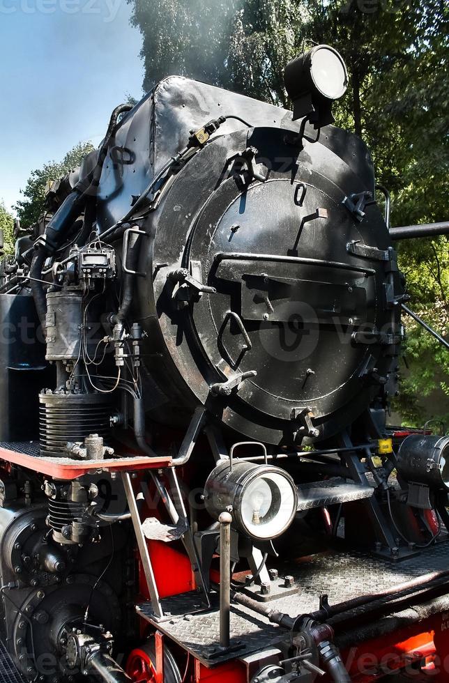 alte Dampflokomotive in schwarz und rot foto