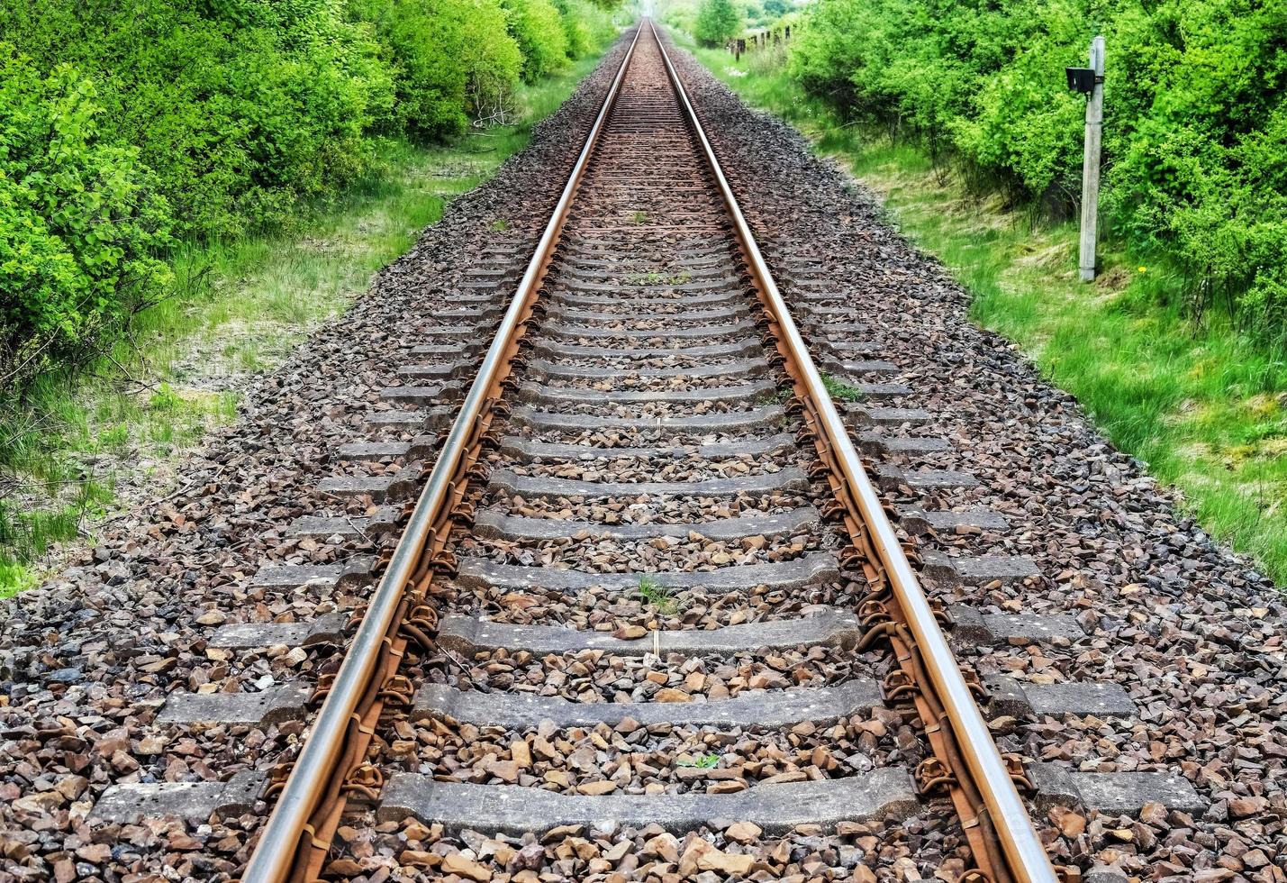 Mehrere Bahngleise mit Abzweigungen an einem Bahnhof perspektivisch und aus der Vogelperspektive foto