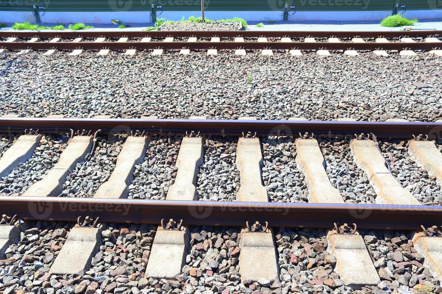 Mehrere Bahngleise mit Abzweigungen an einem Bahnhof perspektivisch und aus der Vogelperspektive foto