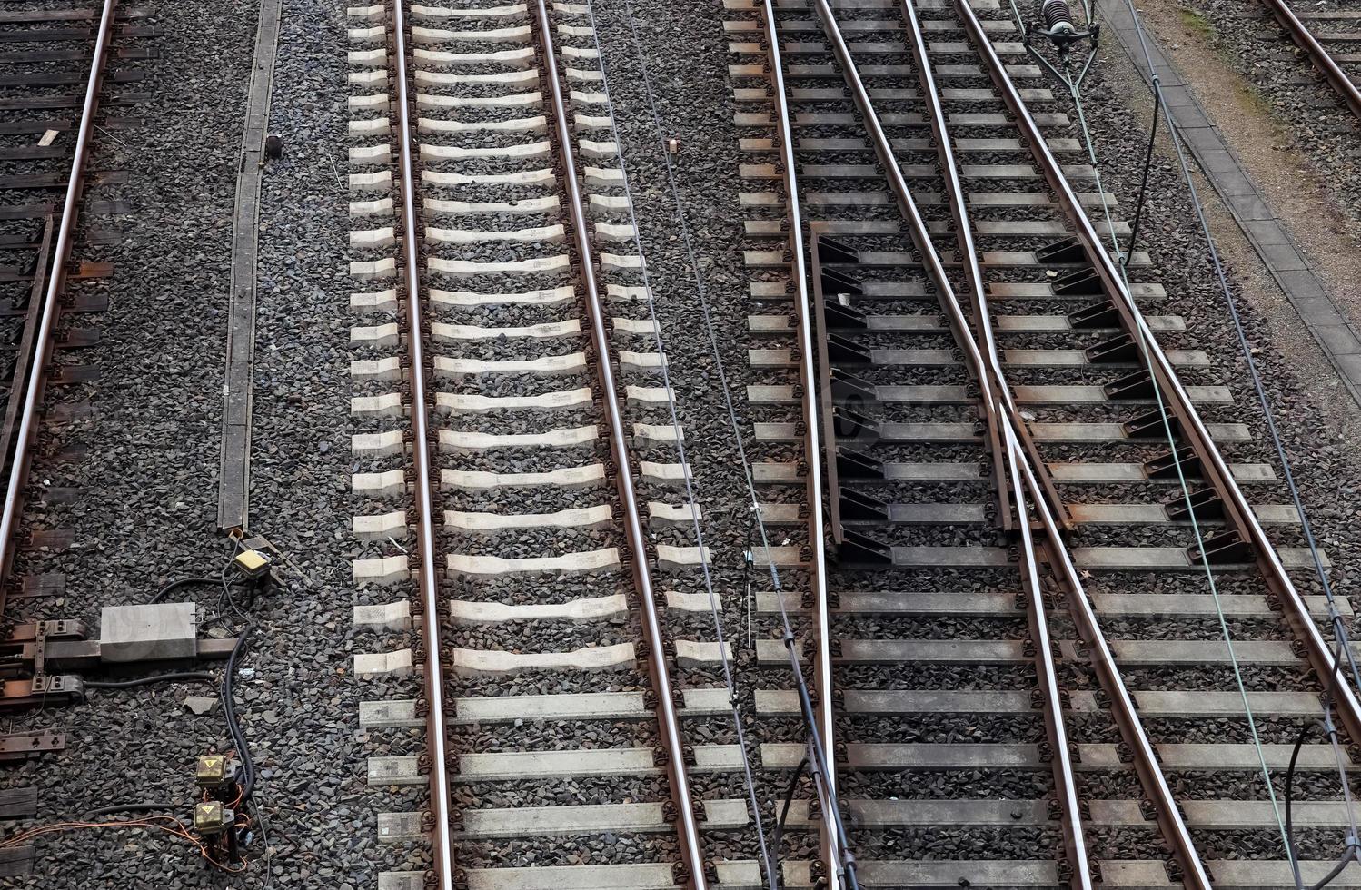 Mehrere Bahngleise mit Abzweigungen an einem Bahnhof perspektivisch und aus der Vogelperspektive foto