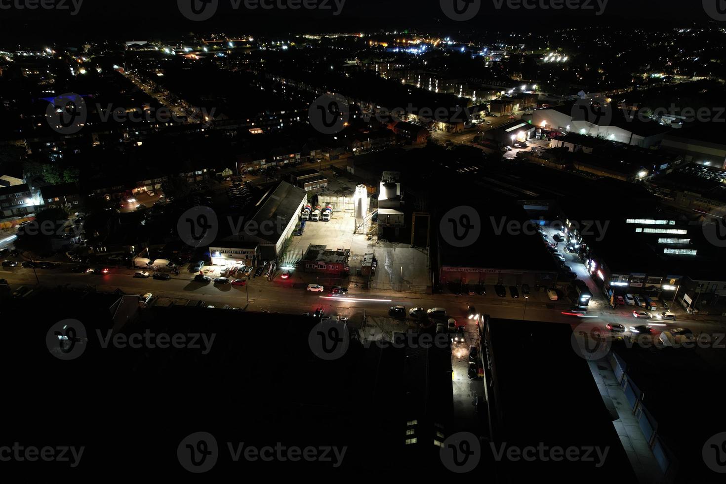 Nachtluftaufnahme der beleuchteten britischen Stadt. Drohnenaufnahmen der Stadt Luton in England bei Nacht foto