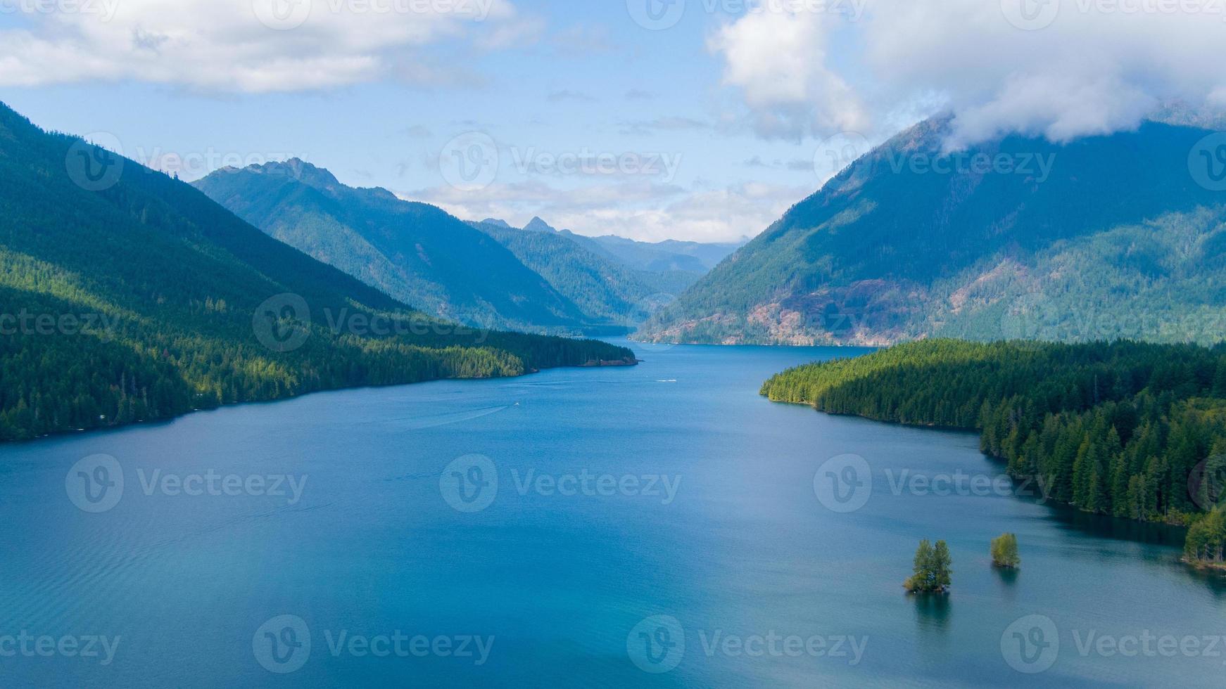 Lake Cushman und die Olympic Mountains im Bundesstaat Washington im August 2021 foto