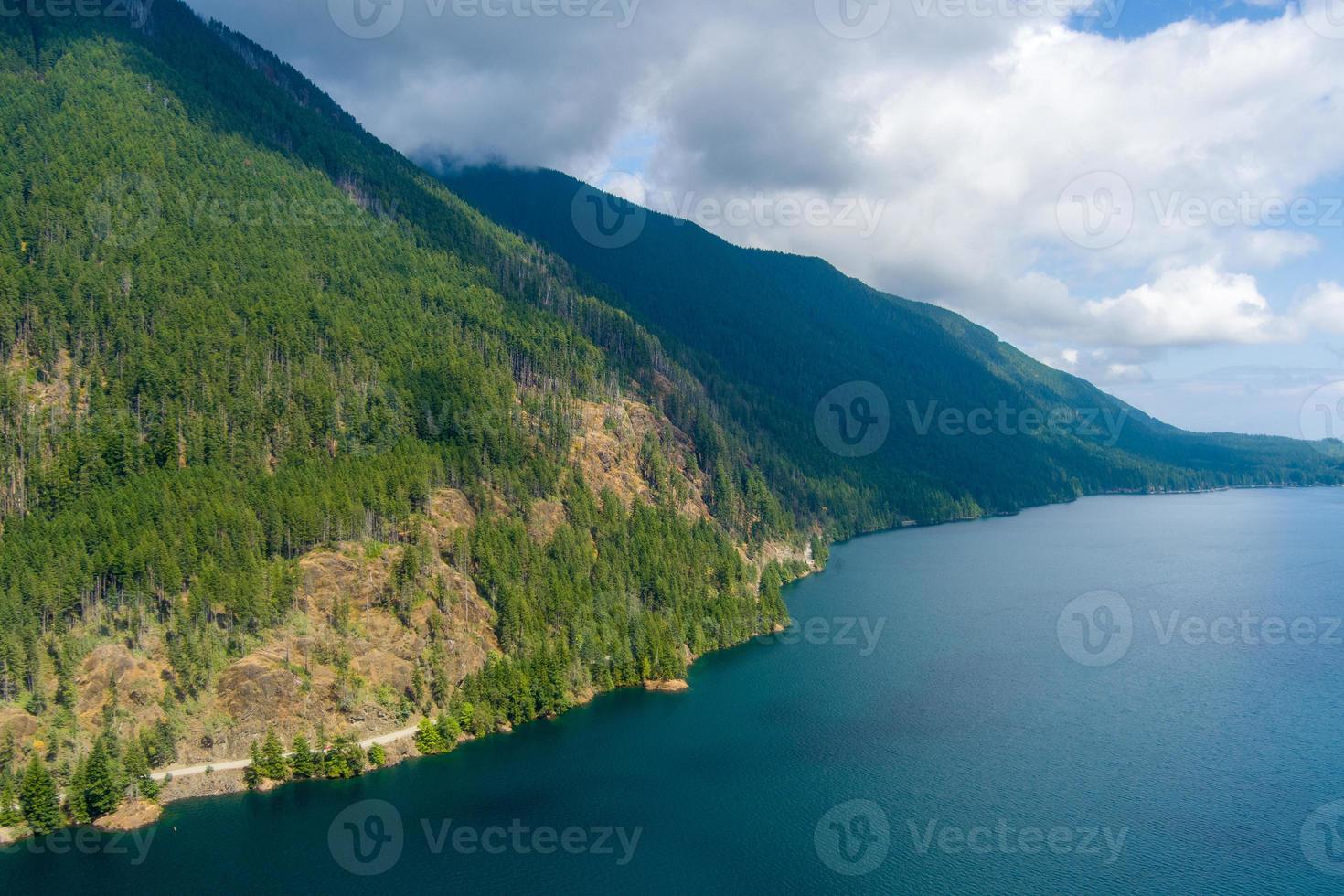 Lake Cushman und die Olympic Mountains im Bundesstaat Washington im August 2021 foto