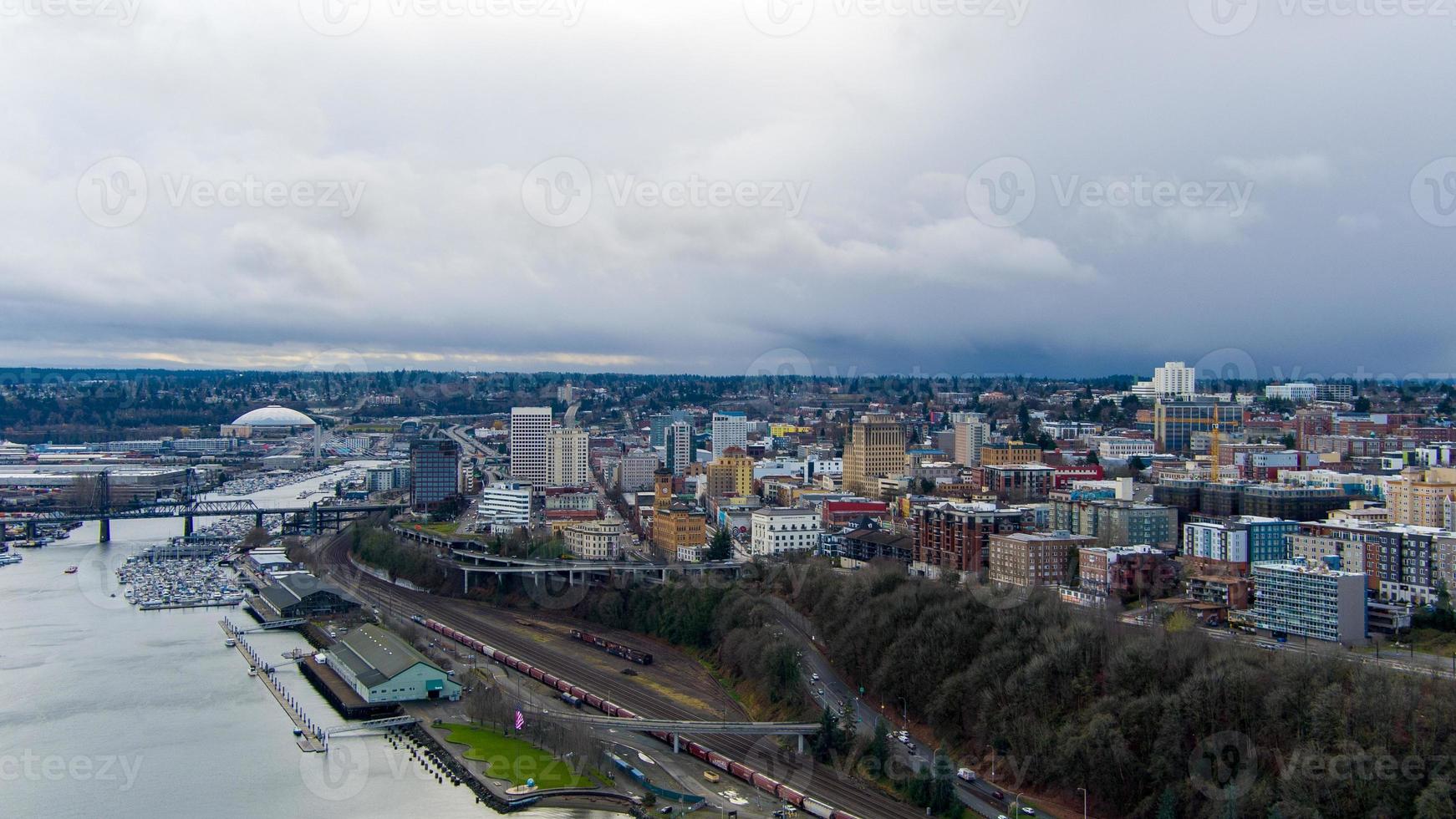 Luftaufnahme der Skyline von Downtown Tacoma, Washington Waterfront im Dezember 2021 foto