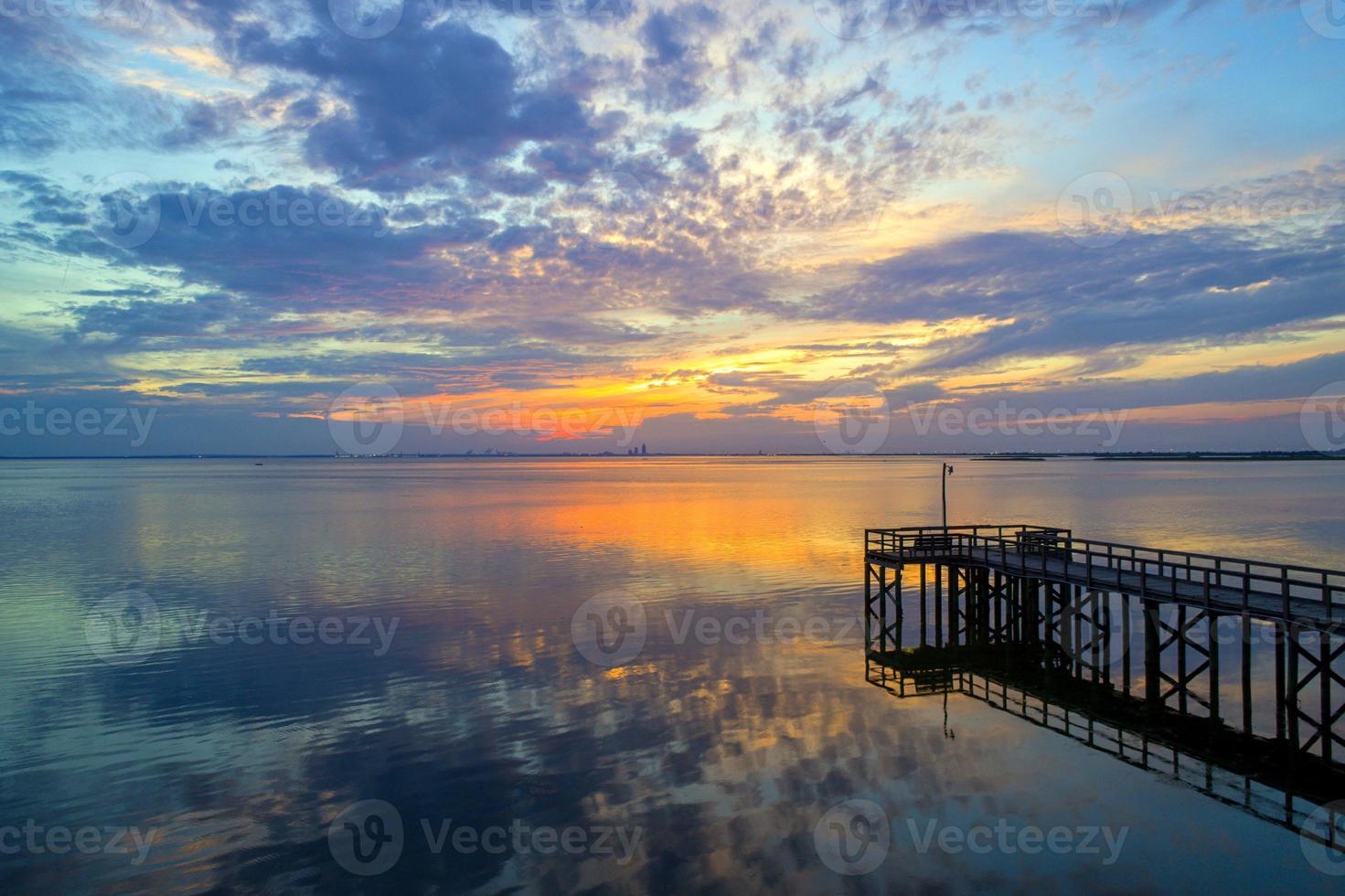 Pier auf Mobile Bay bei Sonnenuntergang foto