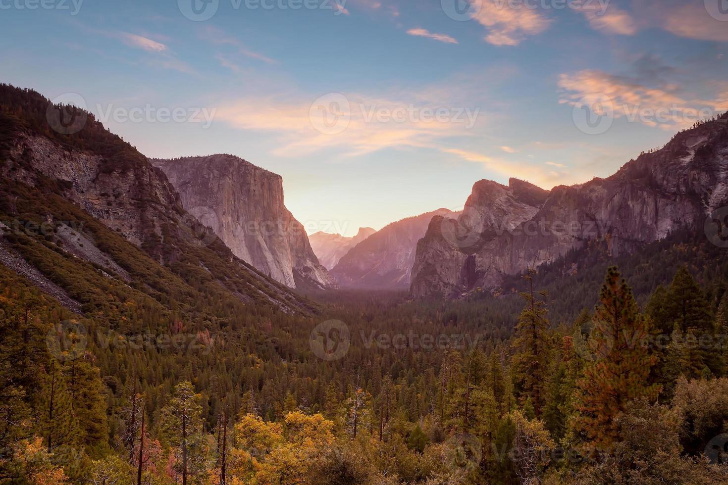 Landschaft des Yosemite-Nationalparks in den USA im Herbst foto