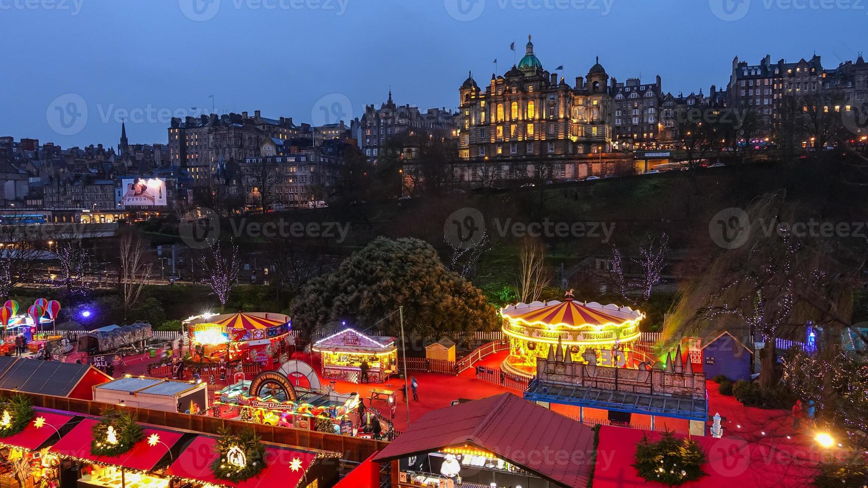Winterfest in der Altstadt von Edinburgh bei Nacht foto