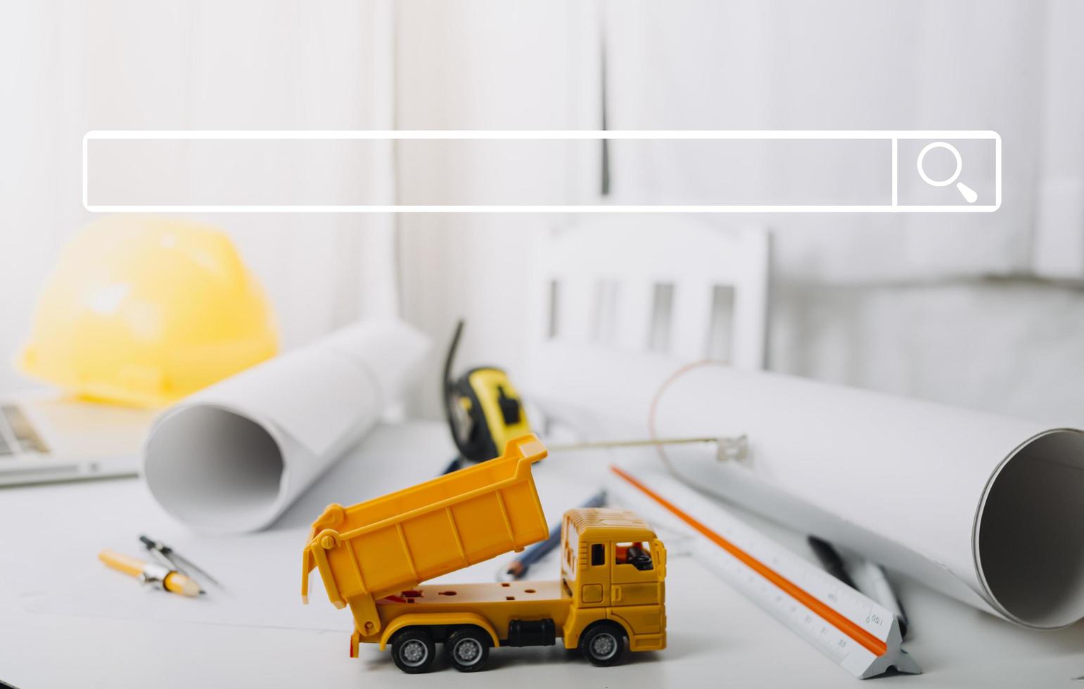 Business-Handarbeit und Laptop mit einem Architekturprojekt auf der Baustelle am Schreibtisch im Büro foto