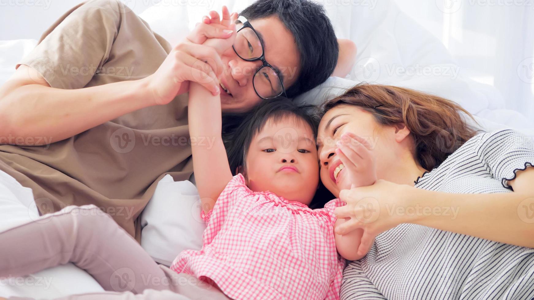 glückliche familie mit mutter, vater und behinderter tochter, die zeit zu hause verbringen. foto