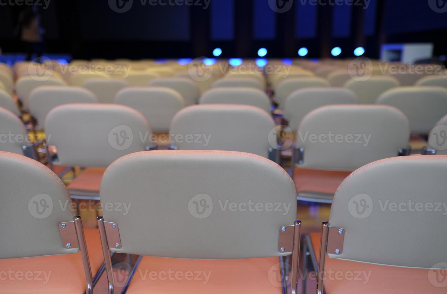 Reihen leerer Stühle bei einer Konferenz vor der Veranstaltung foto