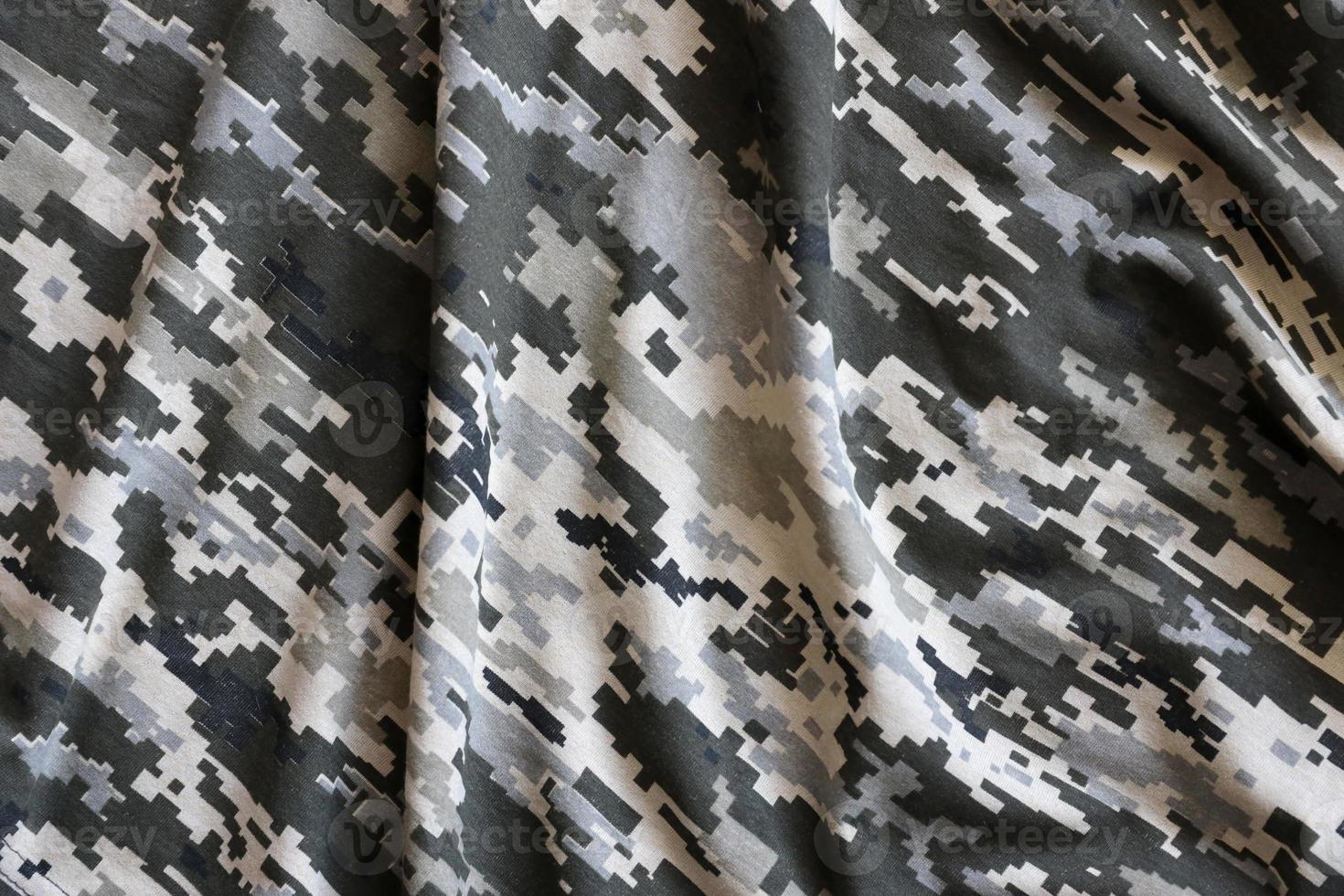 Stoff mit Textur der ukrainischen Militär-Pixeltarnung. Stoff mit Tarnmuster in grauen, braunen und grünen Pixelformen. offizielle uniform der ukrainischen soldaten foto