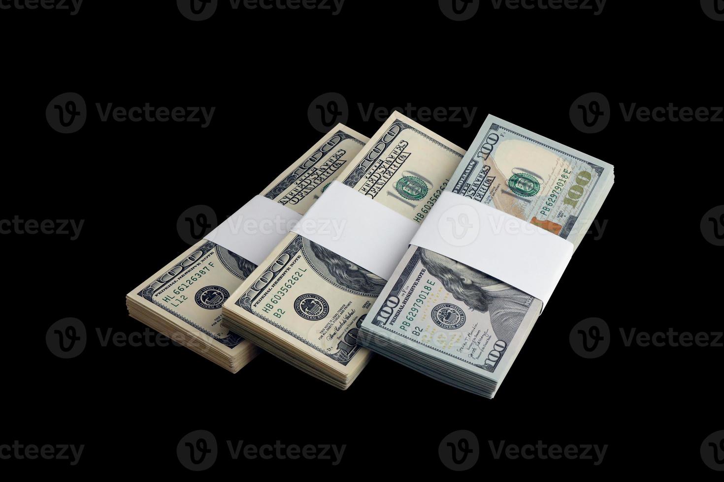 bündel us-dollarscheine isoliert auf schwarz. Packung amerikanisches Geld mit hoher Auflösung auf perfektem schwarzem Hintergrund foto