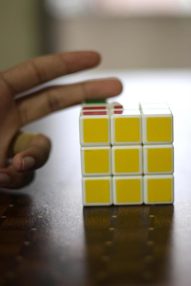 Zauberwürfel auf dem schwarzen Hintergrund. Rubik's Cube wurde 1974 vom ungarischen Architekten Erno Rubik erfunden. foto
