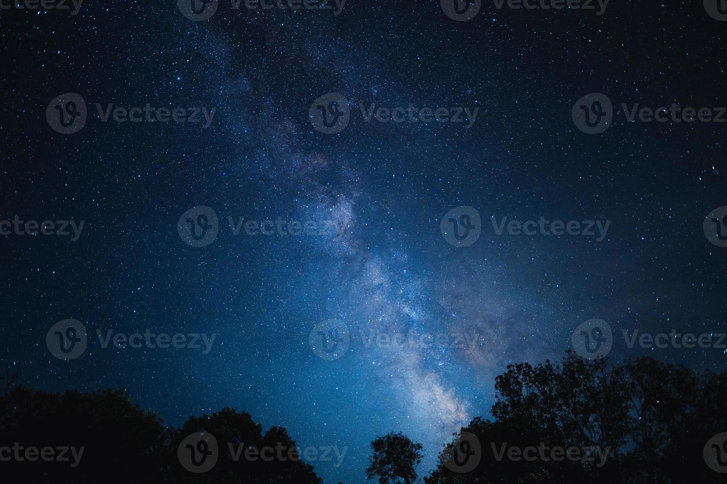 Nachtszene Milchstraße Hintergrund, Bäume gegen Himmel bei Nacht foto