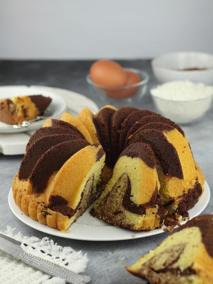 selbstgemachter marmorkuchen schokolade. einfaches hausgemachtes Essen. selektiver Fokus foto