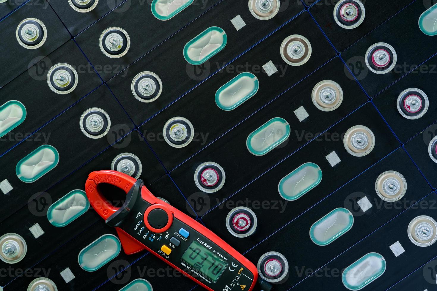 elektrofahrzeug lithium-nmc-batterie mit multimeter. Fabrik zur Herstellung von Elektroautobatterien. Lithium-Ionen-Zelle. Lithium-nmc-Akku. ev auto energiespeicher. Autobatteriezelle. foto