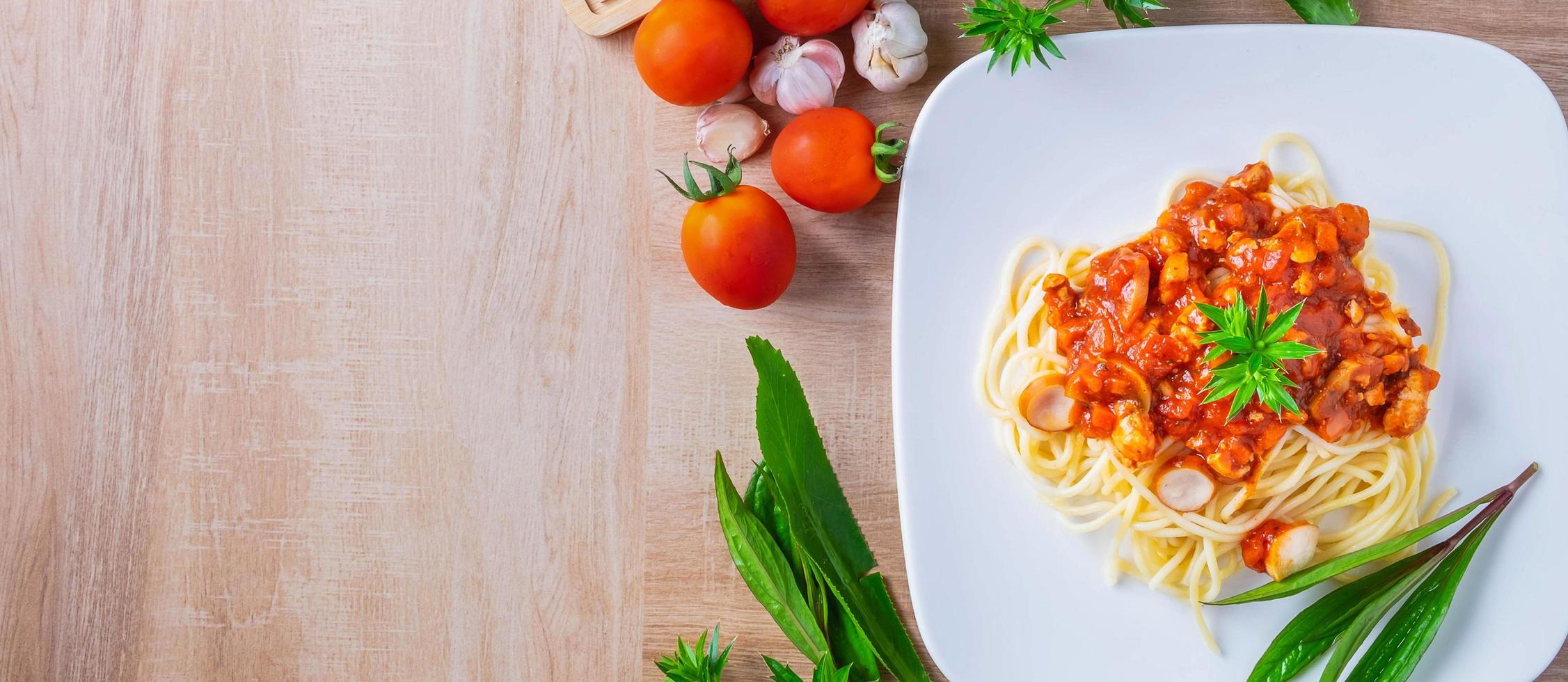 Menü Pasta Spaghetti mit Frikadellen und Tomaten auf dem Tisch. Ansicht von oben foto