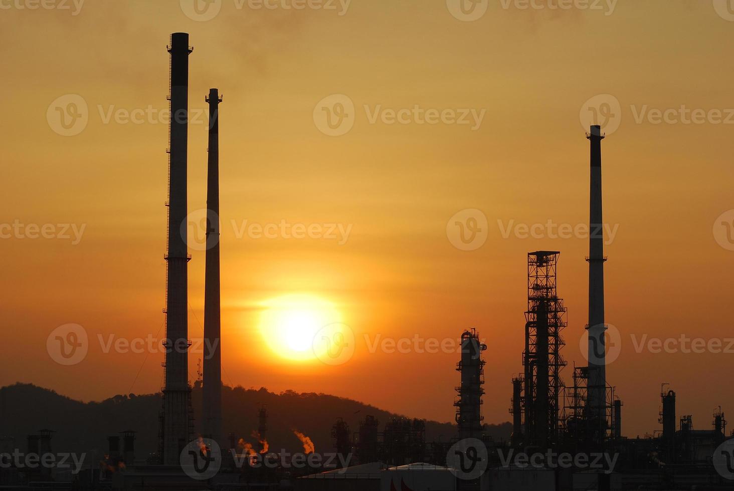 Sonnenuntergang hinter Ölraffinerieanlage foto