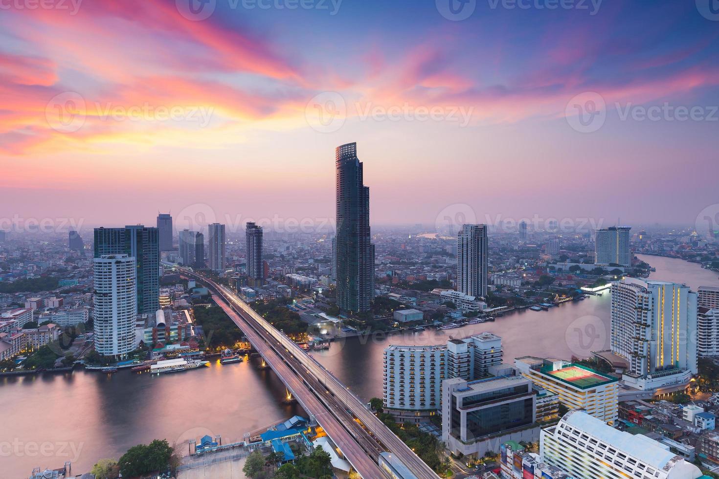 Landschaft des Flusses in Bangkok Stadt Innenstadt gebogen foto