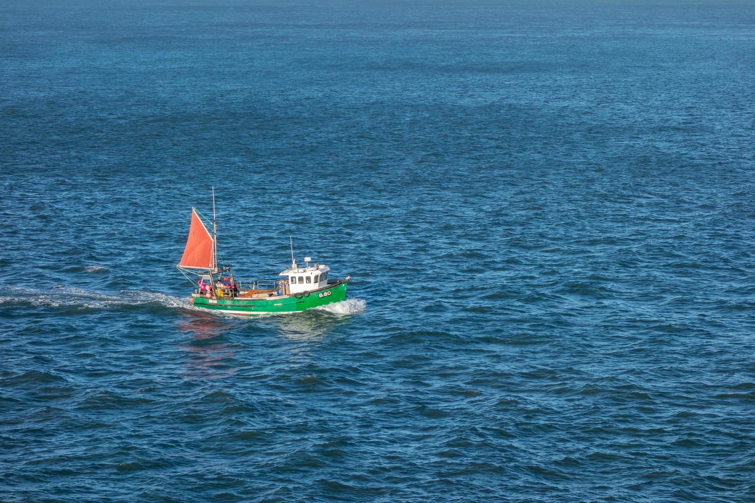 Ilfracombe, Devon, Großbritannien. Fischerboot kehrt am 19. Oktober 2013 in den Hafen von Ilfracombe in Devon zurück. Zwei nicht identifizierte Personen foto