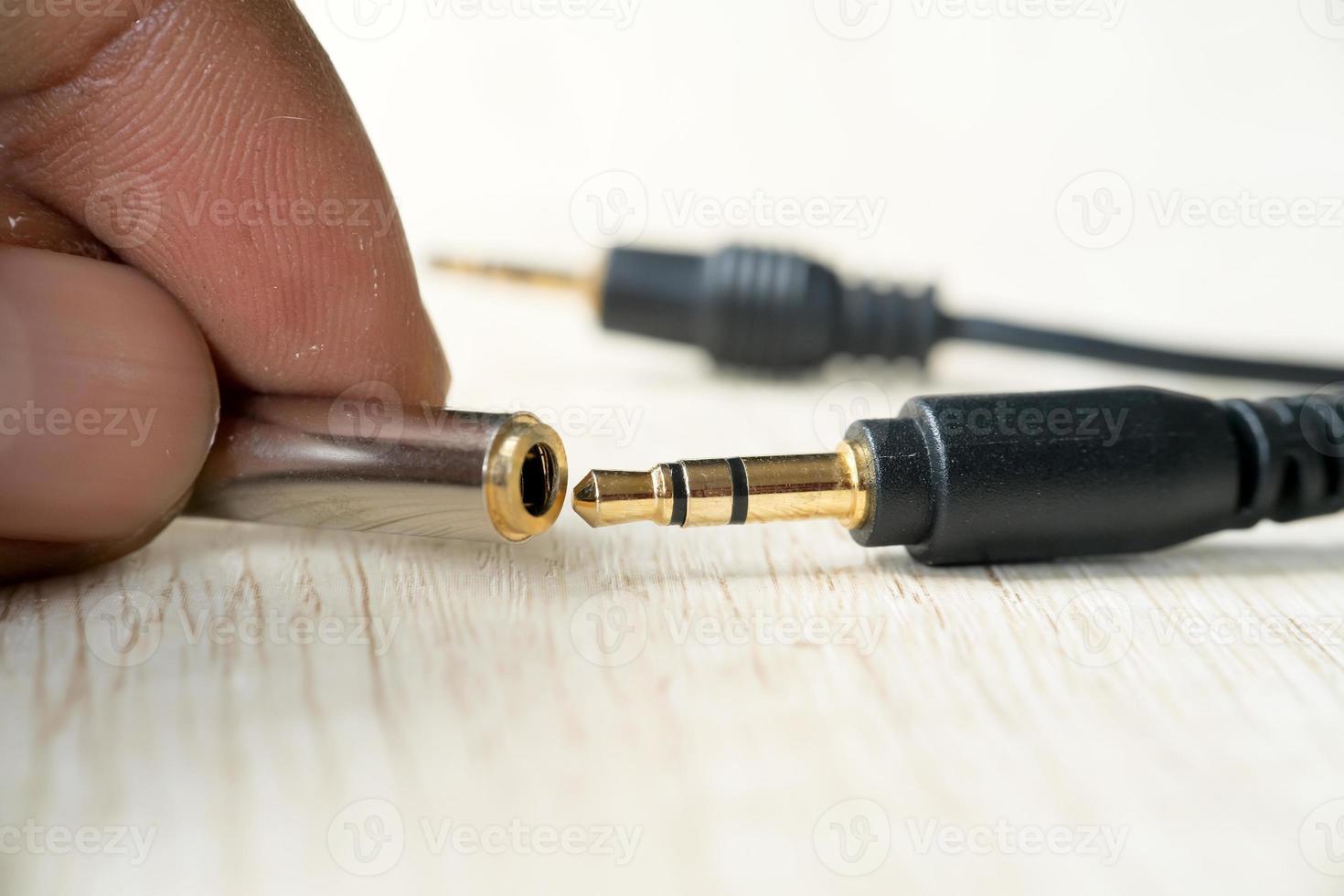 Stecken Sie die 3,5-mm-Audiobuchse auf die 2,5-mm-Audiobuchse foto