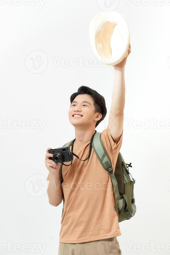 fröhlicher männlicher tourist, der reisekameraunterhaltung hält foto