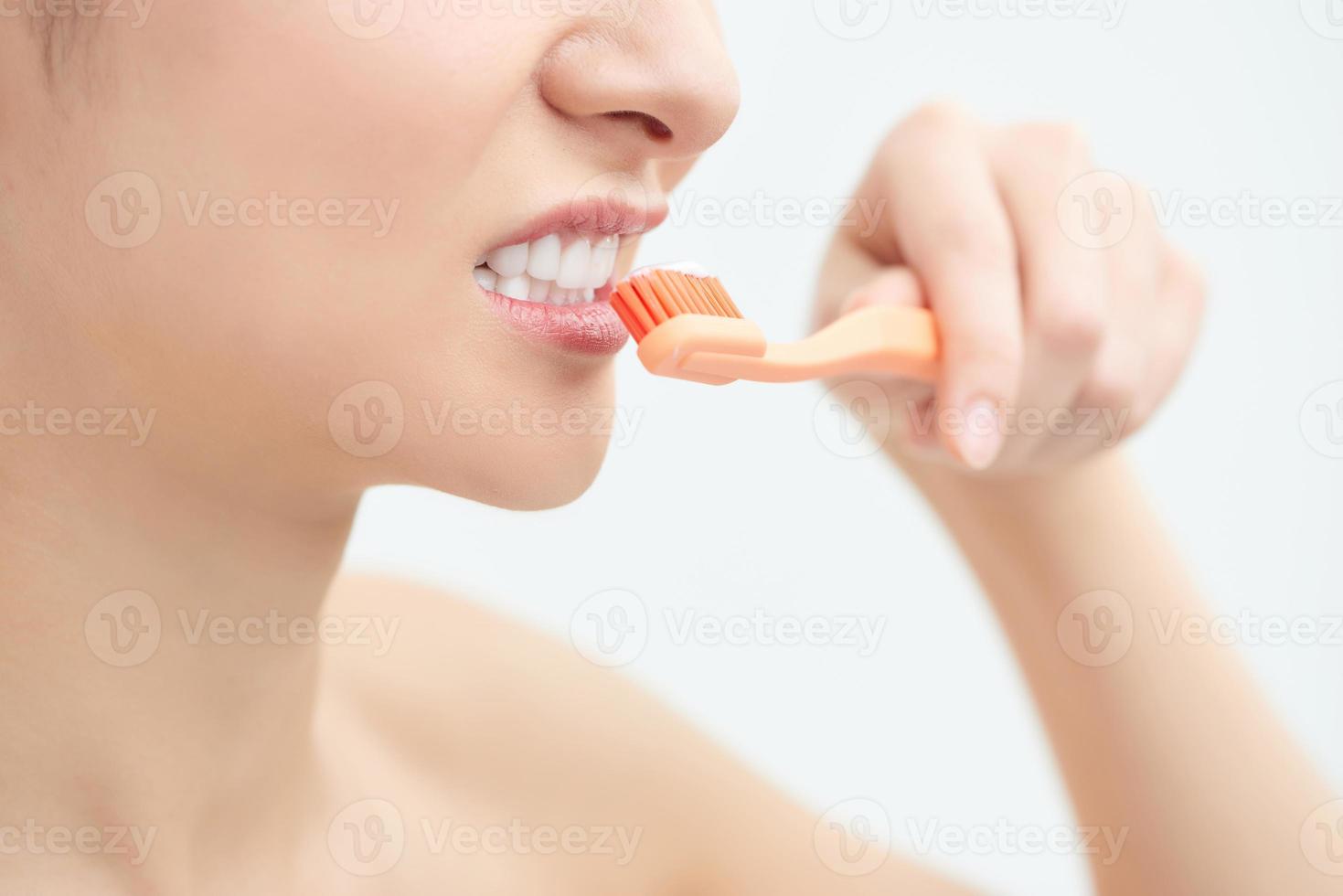 Frau in der Zahnpflege und Mundhygiene mit Zahnbürste foto