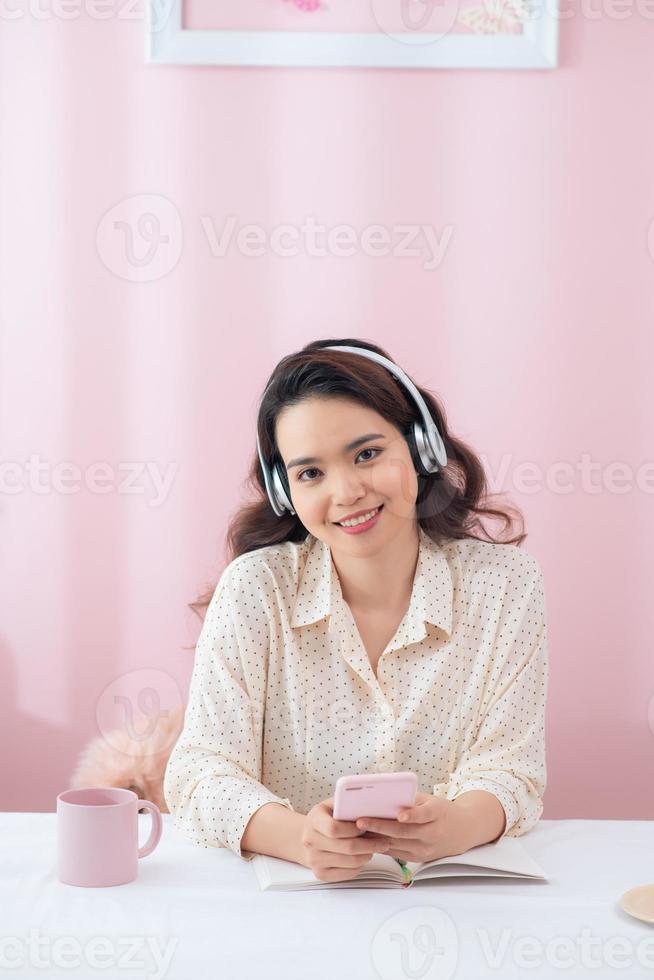 glückliche frau mit kopfhörern, die musik hören foto