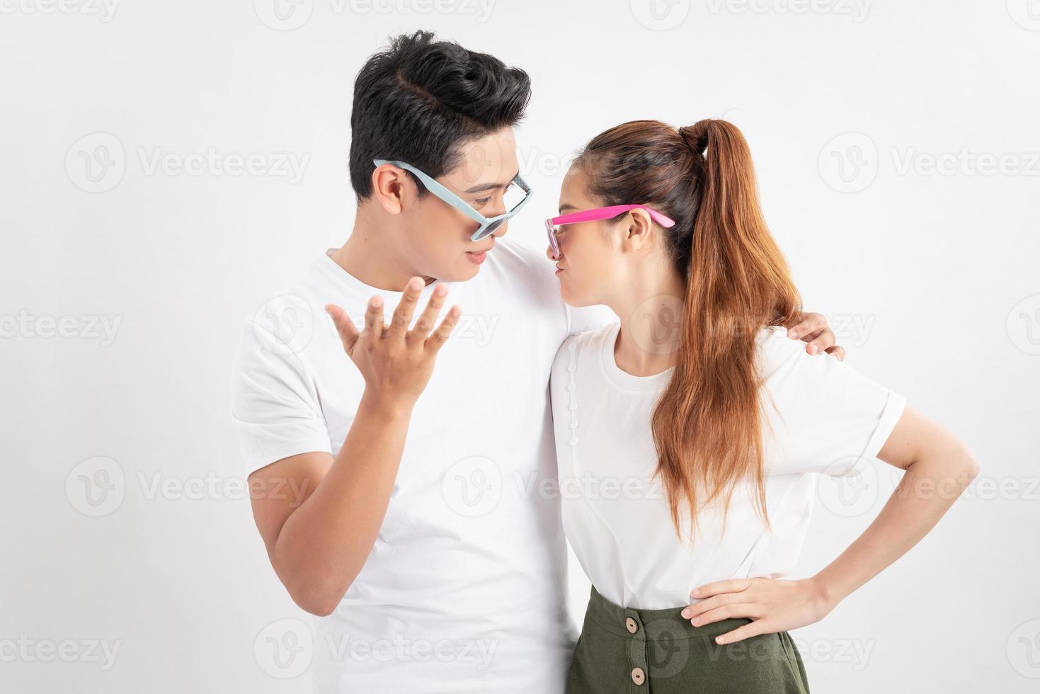Sommer-Accessoire, Brillen und People-Konzept - Porträt eines glücklichen Paares in weißen T-Shirts und Sonnenbrillen auf weißem Hintergrund foto