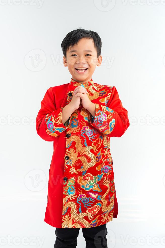 Vietnamesischer Junge in traditioneller Tracht. mondneujahrskonzept foto