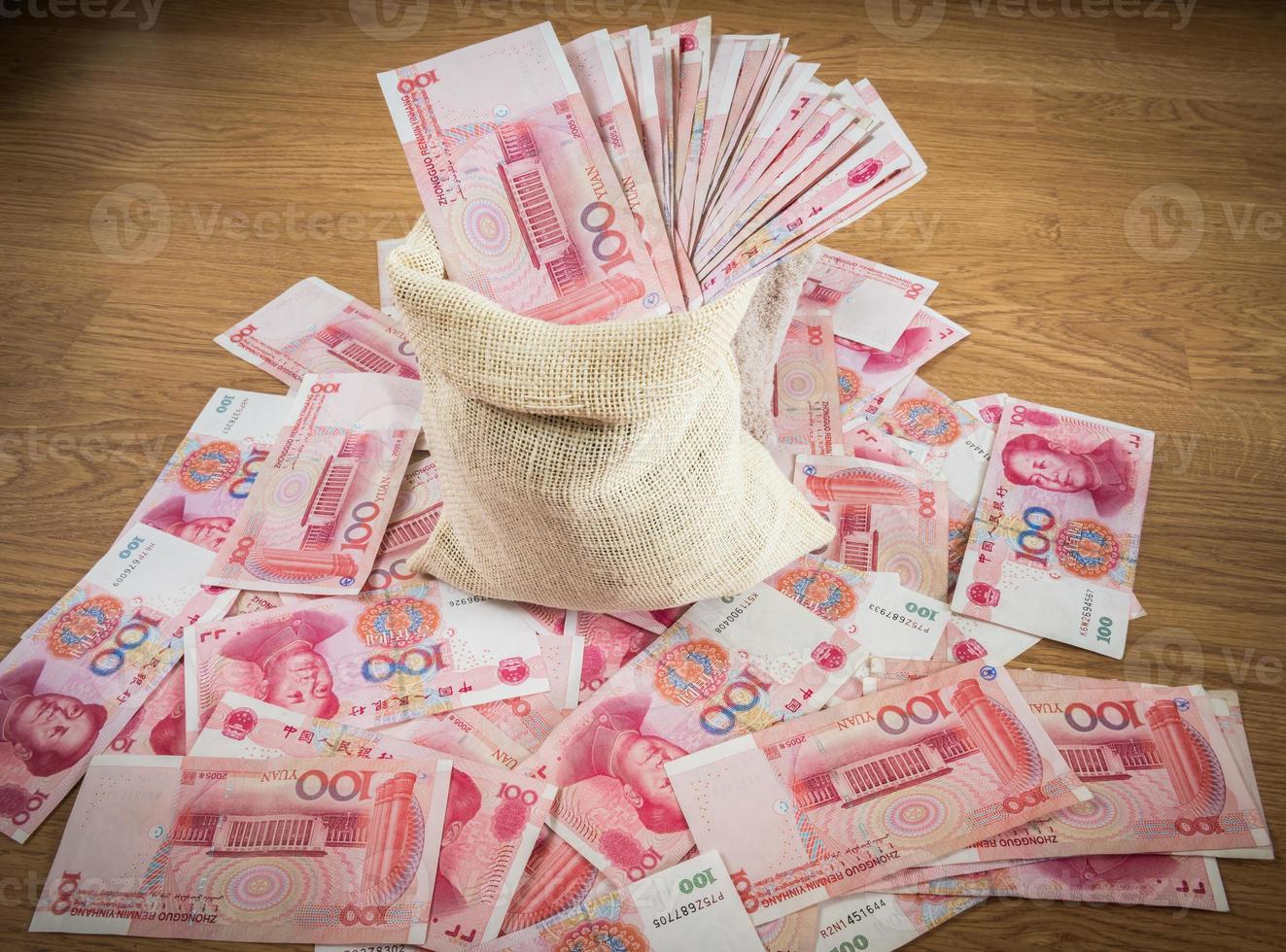 einhundert Yuan, chinesisches Geld im Sackbeutel foto