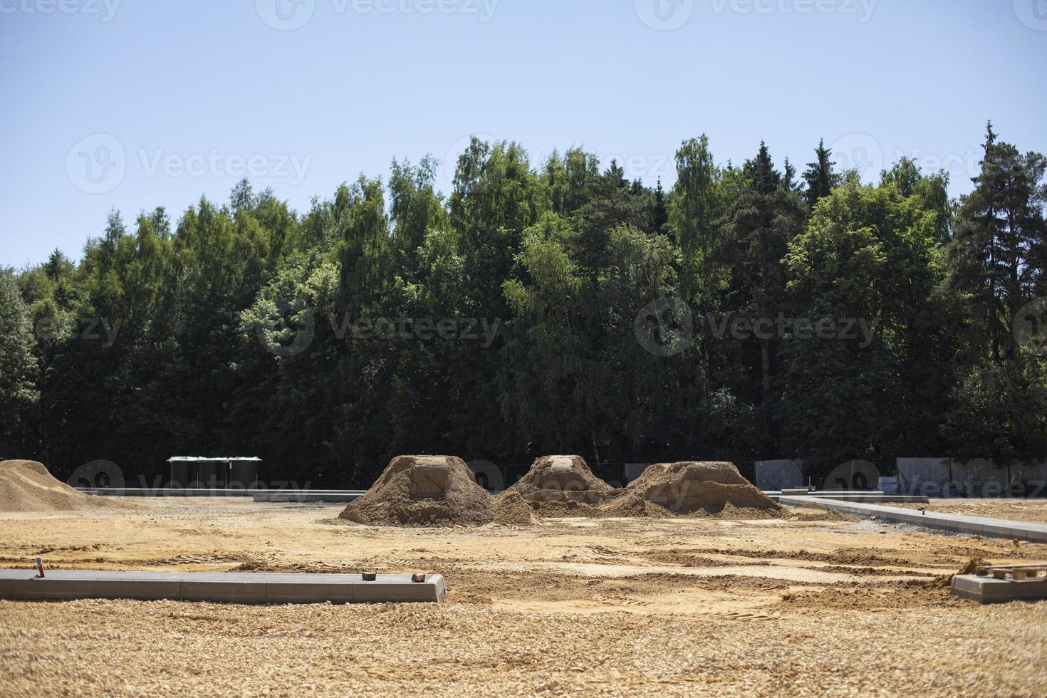 Bau von Parkplätzen. viel Sand. Material für Gründungshügel. foto