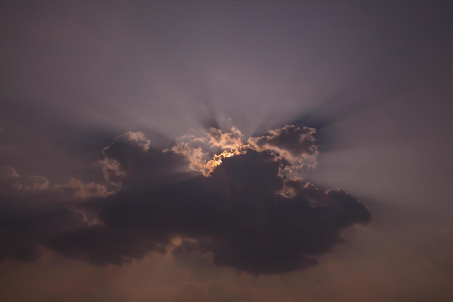 Himmel mit durchscheinendem Sonnenlicht foto