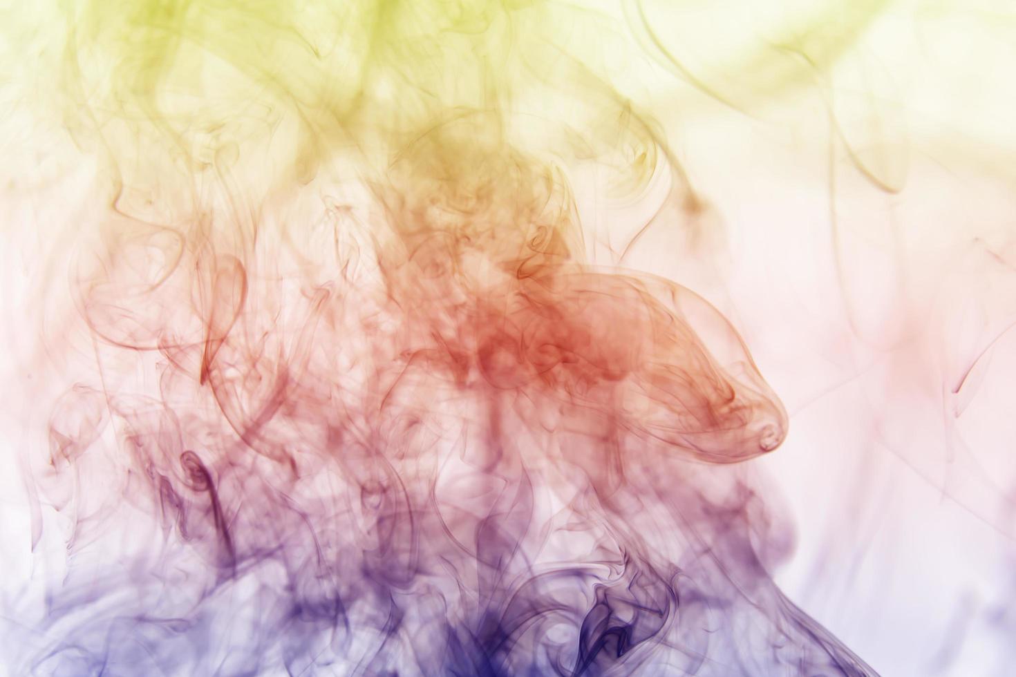 farbiger Rauch isoliert auf weißem Hintergrund foto