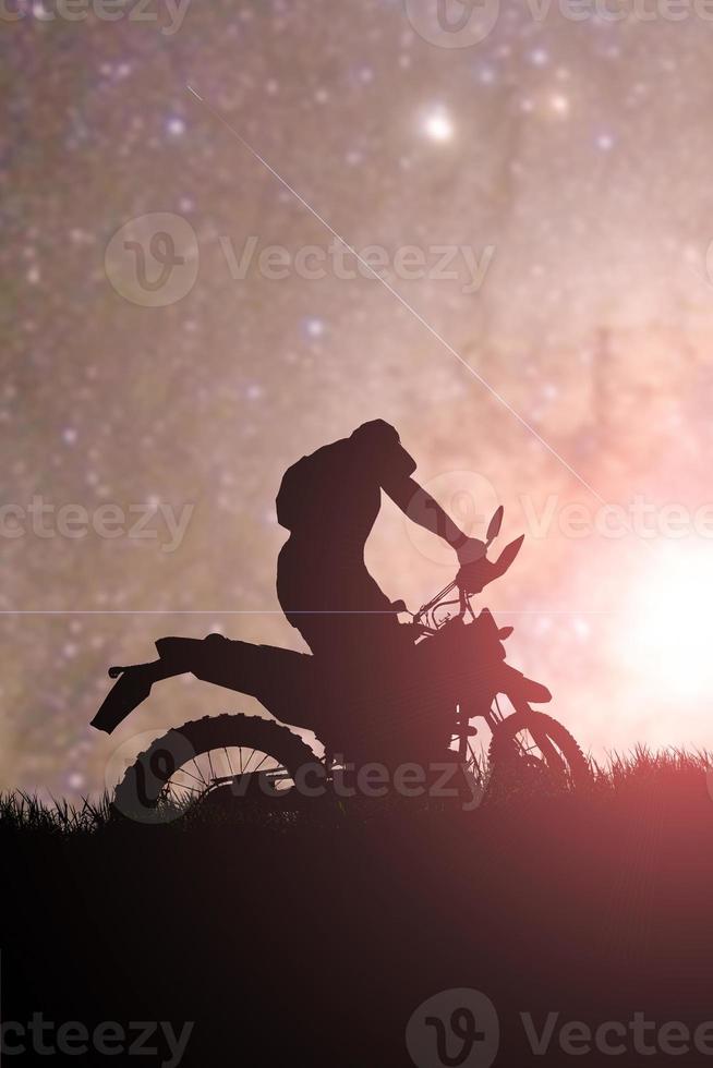 Motocross-Fahrer-Silhouette am Abend foto