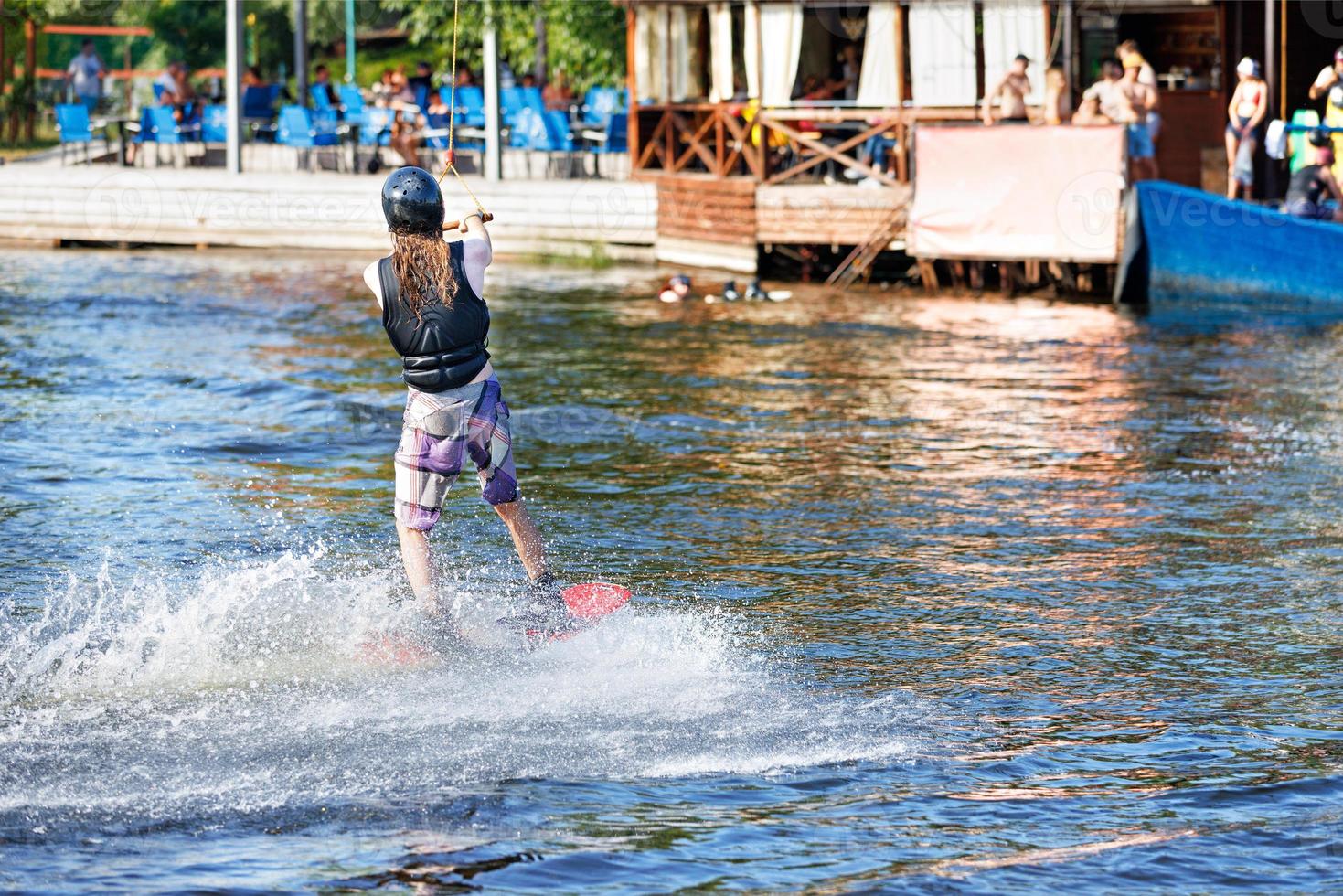 Wakeboarding-Wettbewerb an einem Sommertag. Der Athlet geht zum Start. 19.06.1922. Kiew. Ukraine. foto