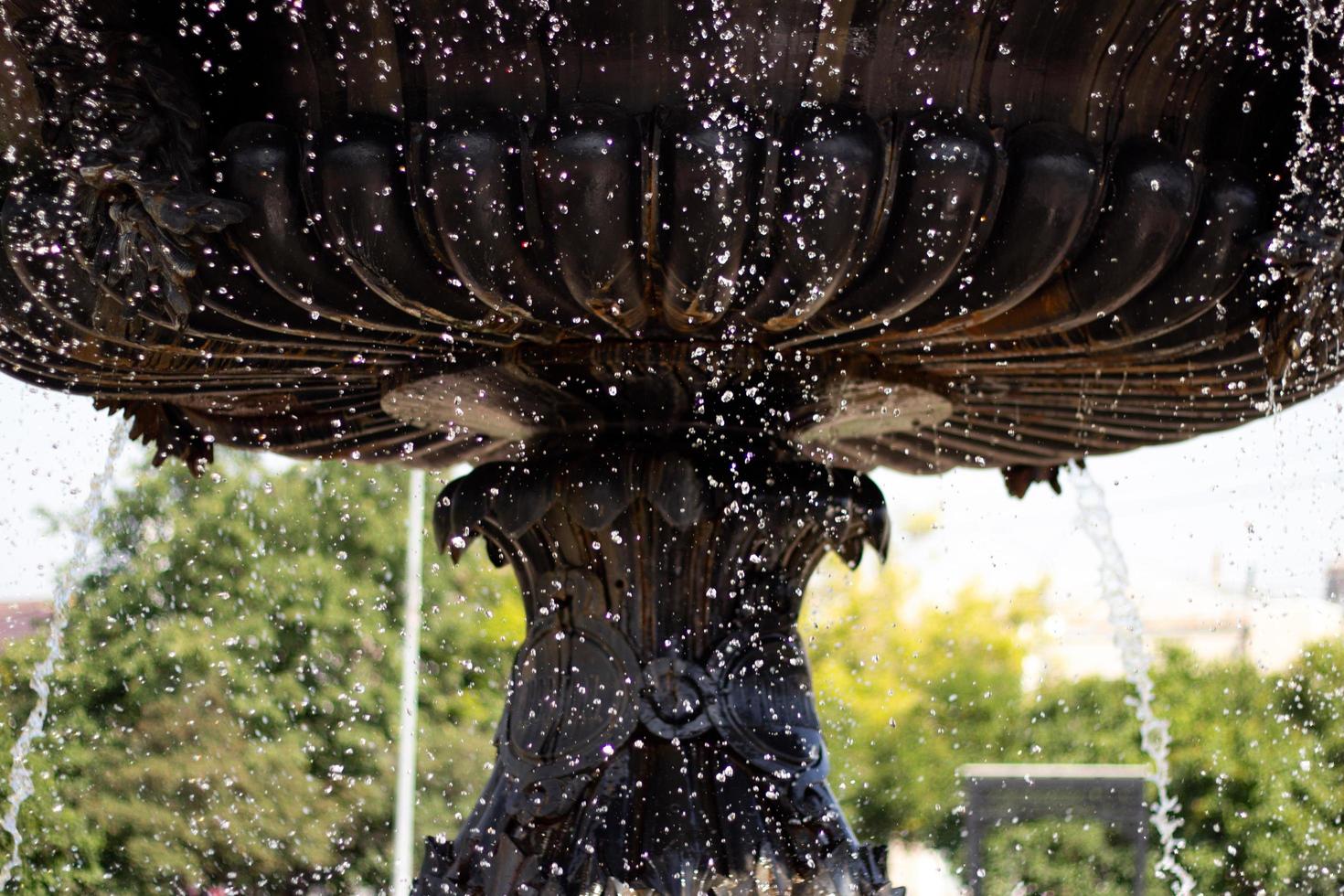 Teil des Stadtbrunnens mit Wasserspritzern. foto