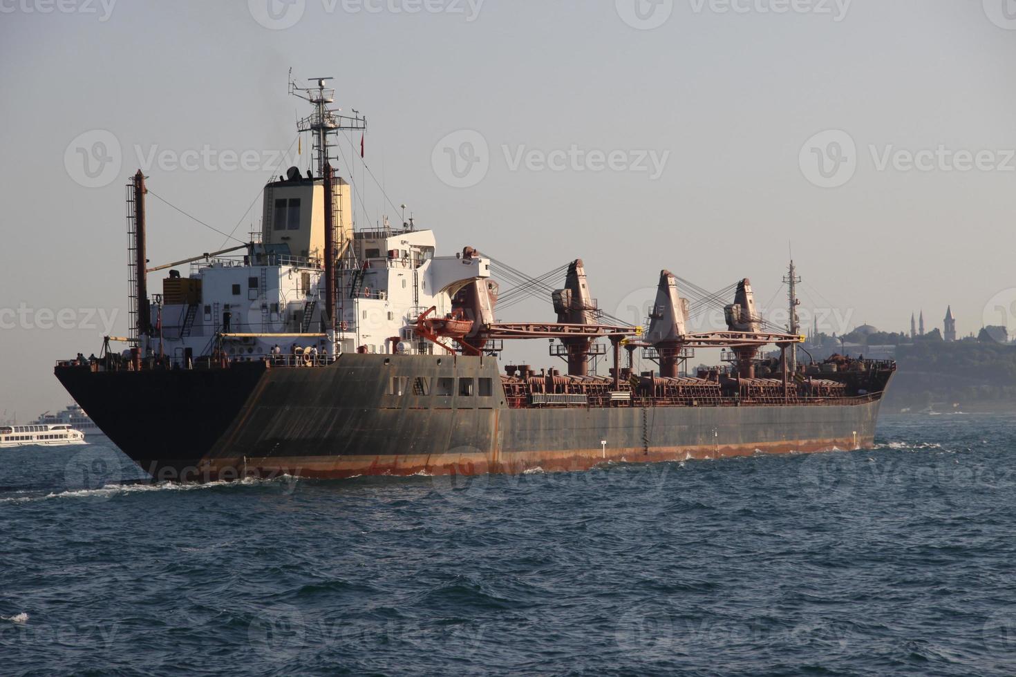 Frachtschiff im Meer foto