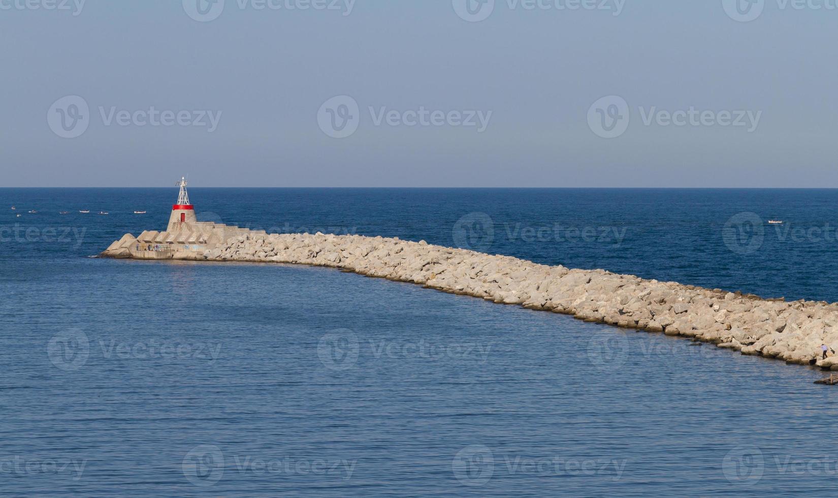 Wellenbrecher und Meer foto