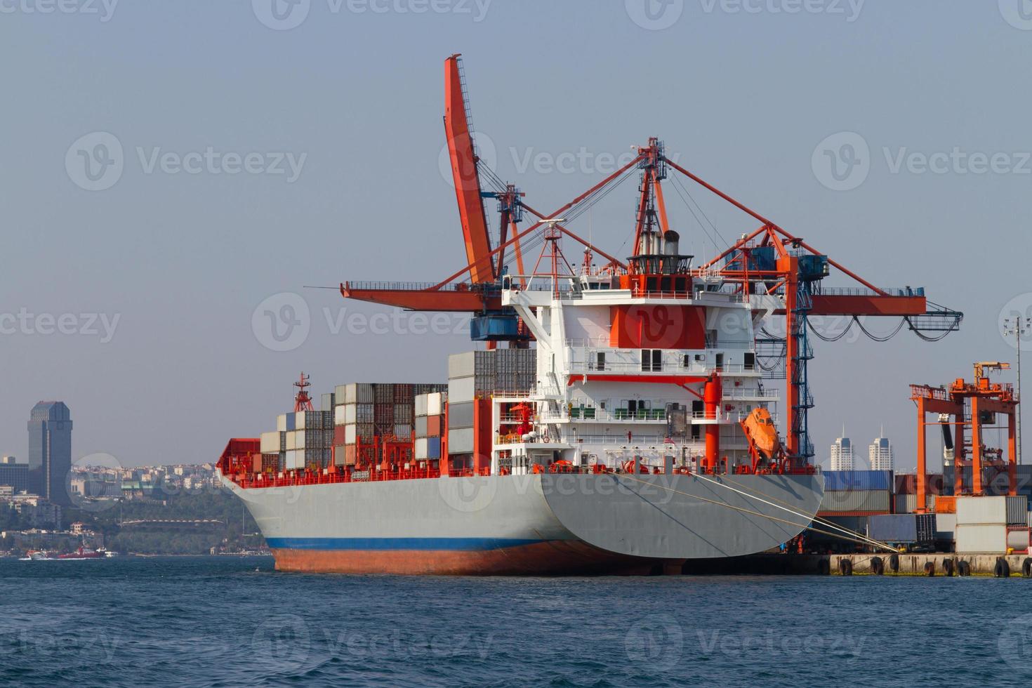 Containerschiff im Hafen foto