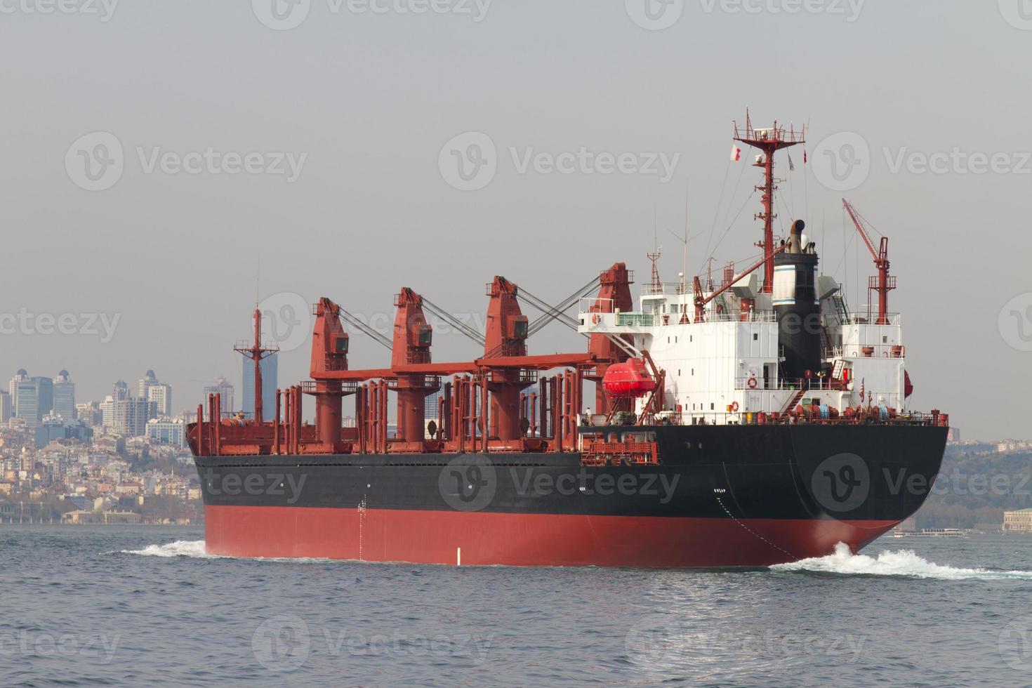 Frachtschiff im Meer foto