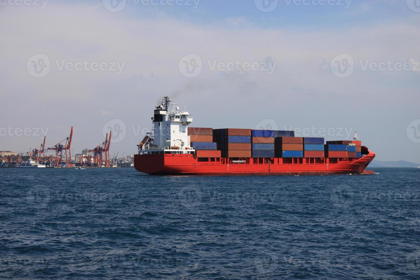 Containerschiff im Meer foto