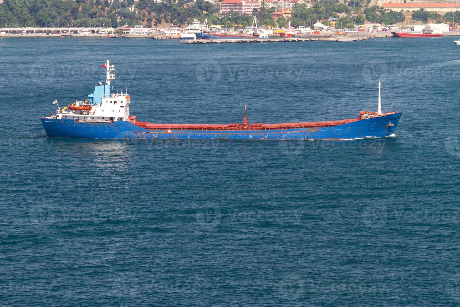 Frachtschiff im Meer foto