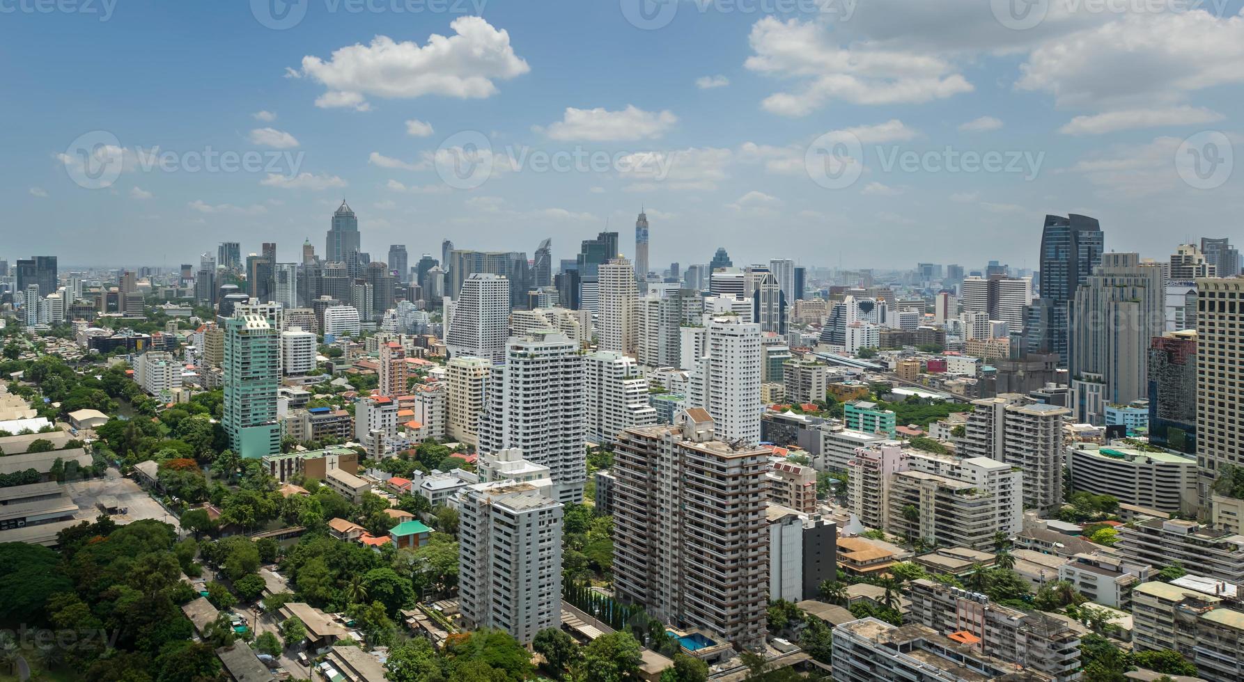 bangkok metropolis, luftaufnahme über die größte stadt thailands foto