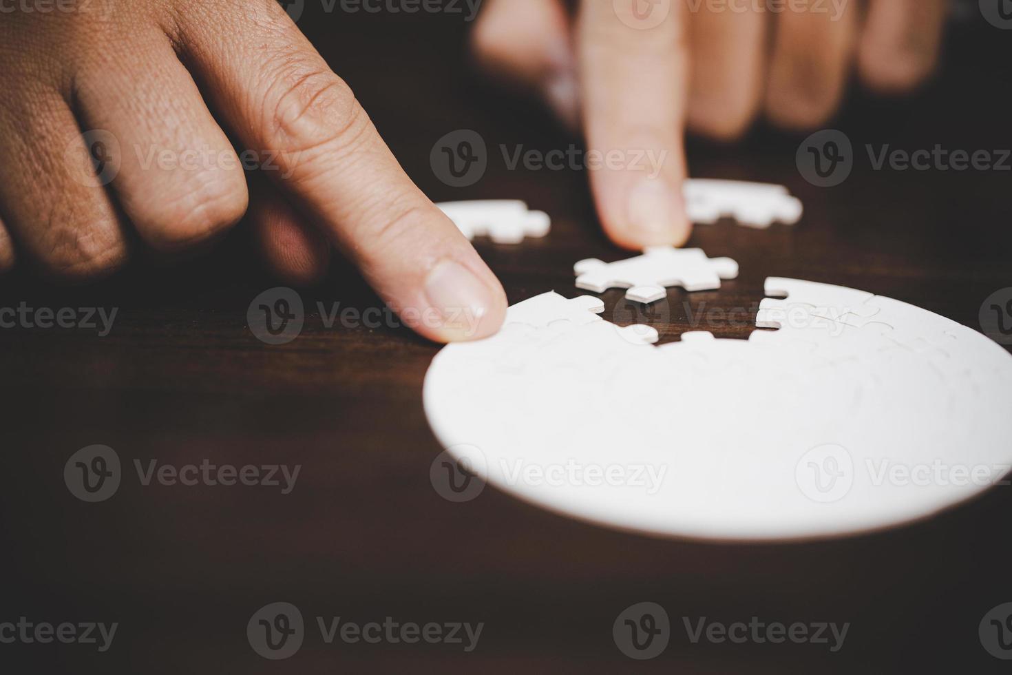 Geschäftsfrau-Personenhand mit Puzzleteilidee für Strategie und Lösung. Closeup Teil von zwei weißen Puzzles verbinden sich. konzept des gemeinsamen zusammenarbeitserfolgs teamwork-problem unternehmensteam. foto