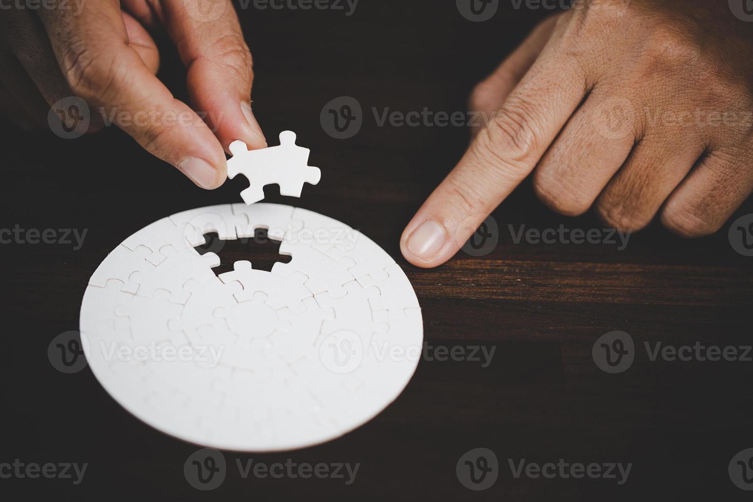 Geschäftsfrau-Personenhand mit Puzzleteilidee für Strategie und Lösung. Closeup Teil von zwei weißen Puzzles verbinden sich. konzept des gemeinsamen zusammenarbeitserfolgs teamwork-problem unternehmensteam. foto