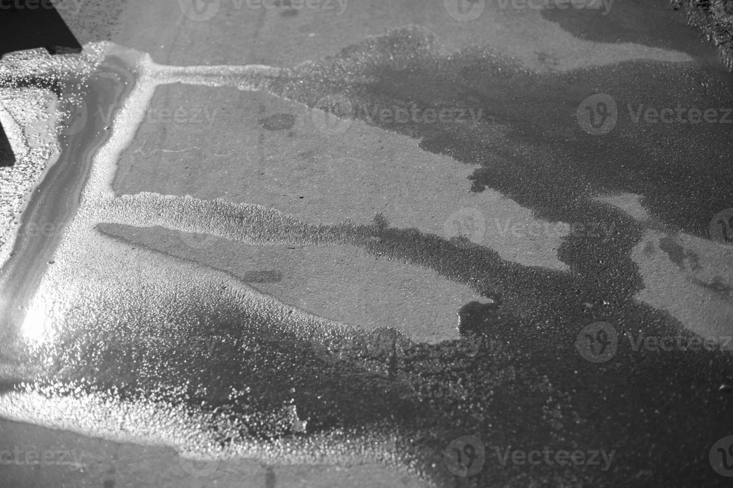 Pfütze auf der Straße. Wasser auf Asphalt. foto