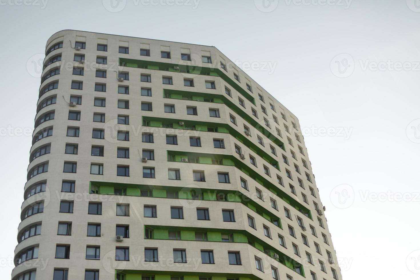 Gebäude in der Stadt. Haus mit Wohnungen. Fassade des Wohngebäudes. foto