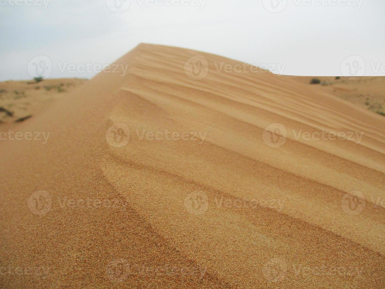 wellen von sandstruktur. Dünen der Wüste. Wüstendünen-Sonnenunterganglandschaft. foto